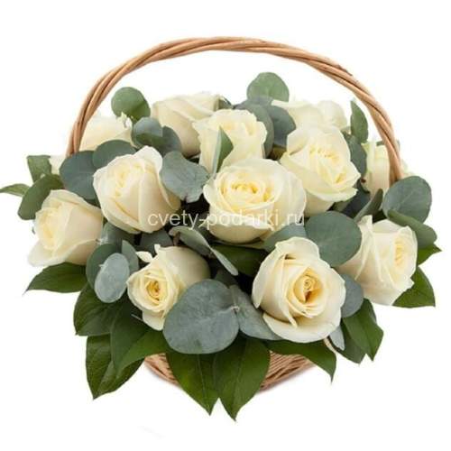 Корзина с 19 белыми розами  