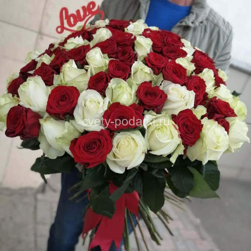 Букет из 101 красной и белой розы «Love»