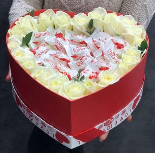 Коробка сердце «Белые розы и Раффаэлло»  